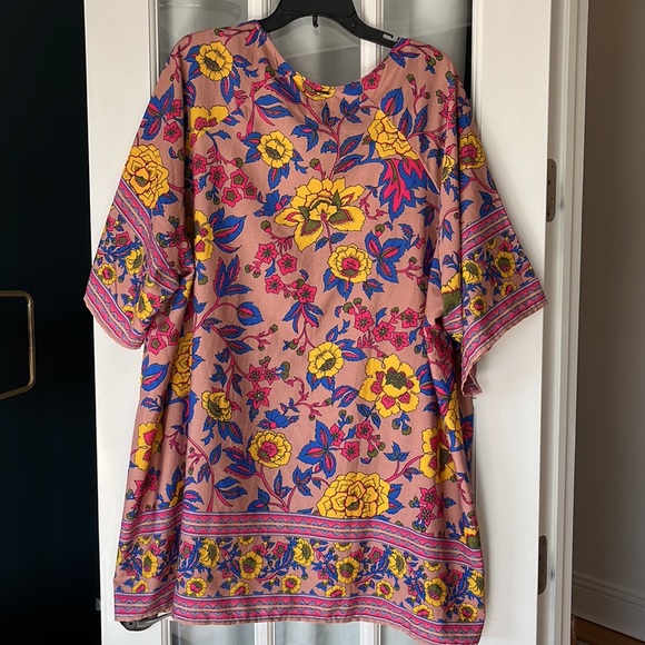 Billabong cover up. Great flower pattern. Size M. Fits size 6. - Picture 3 of 5